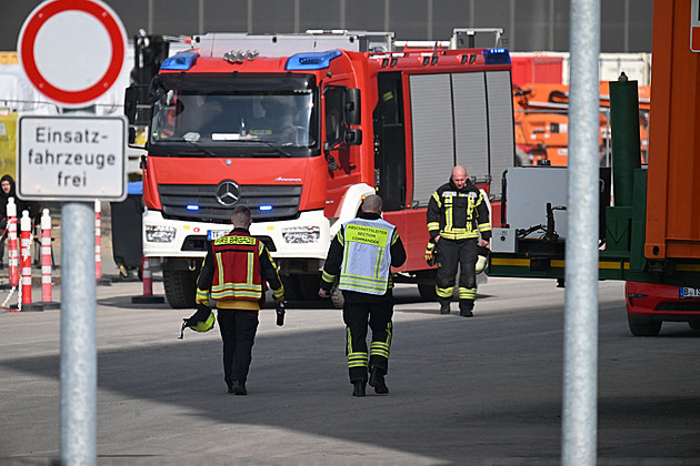 Továrna Tesly přerušila výrobu kvůli požáru. K němu se přihlásili extremisté