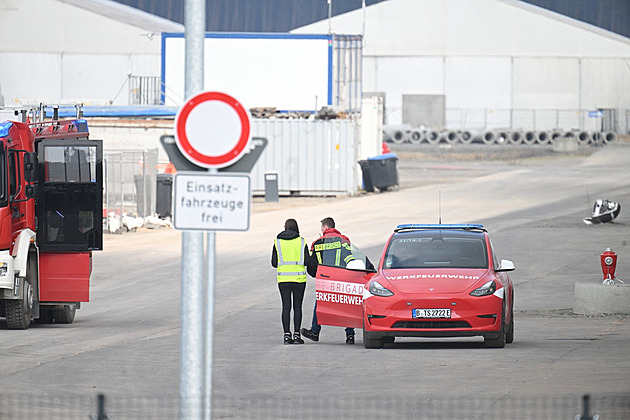Továrna Tesly přerušila výrobu kvůli požáru. K němu se přihlásili extremisté