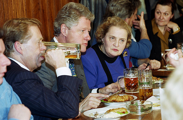 Pivo s Hrabalem, klub s Havlem. Jak vypadala Clintonova návštěva před 30 lety?