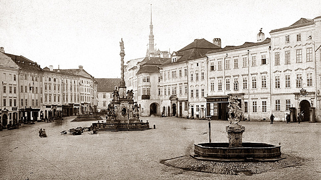 Náměstí, věž, radnice či kašna. Výstava láká na nejstarší fotografie Olomouce
