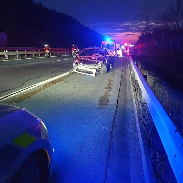 Nehoda dvou aut s náklaďákem na dálnici D5 uzavřela tah z Prahy do Plzně