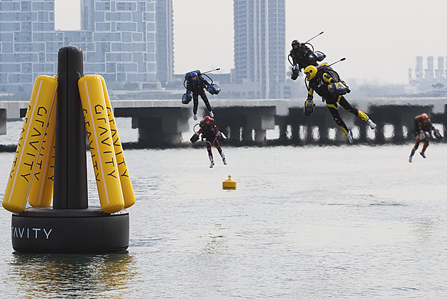 Jako Iron Man nebo astronaut. V Dubaji se konal první závod tryskových obleků