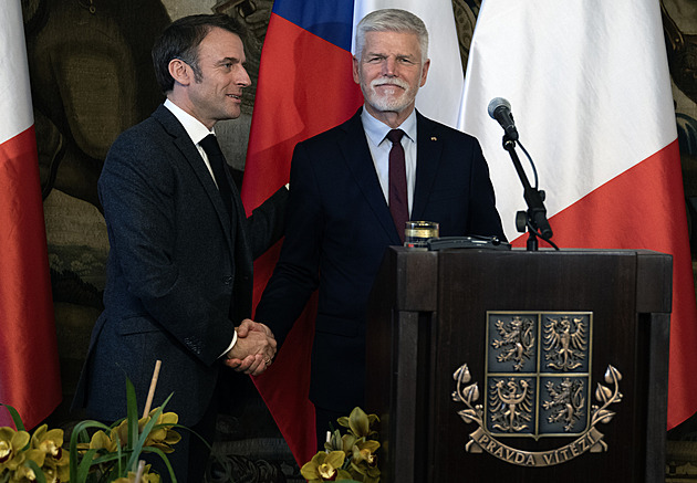 Mluvme o účasti vojáků k výcviku na Ukrajině, řekl Pavel po schůzce s Macronem