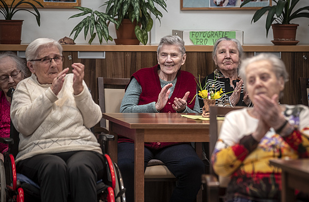 Prezident Petr Pavel se svoji �enou Evou Pavlovou nav�tívili Domov senior� TGM...