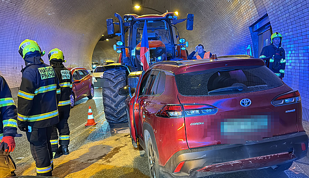 Traktor s českou vlajkou jel Letenským tunelem v protisměru, srazil se s autem