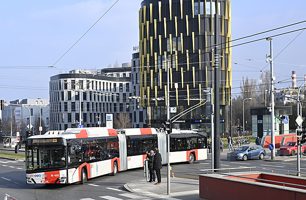 Sotva vyjely, mají potíže. Některé dlouhé trolejbusy musel DPP nahradit autobusy