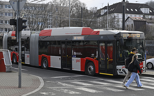 Nejdelší trolejbus poprvé svezl cestující, na letišti je za patnáct minut