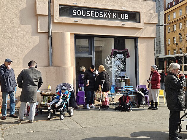 Ve Vrovické ulici 39 je Sousedský klub, kde podávají pomocnou ruku lidem z...