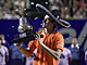 Australsk tenista Alex de Minaur pzuje s trofej pro ampiona turnaje v...