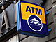 Některé banky doporučují klientům nevybírat peníze z bankomatů společnosti...