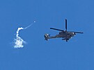 Izraelská helikoptéra Apache nad Gazou (7. bezna 2024)