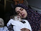 Palestinská matka Rania Abú Anzaová se svými dvojaty, která zahynula pi...