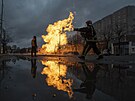 Ukrajintí hasii u hoícího plynovodu po ruském raketovém útoku na Kyjev (2....