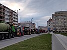 Traktory opustily parkovit na Letné, jedou krouit mstem