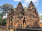 Banteay Srei neboli Rový chrám je zasvcený bohu ivovi. Kvli sloitým...
