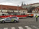 Policisté korigují dopravu na Klárov, nedaleko Úadu vlády. (7. bezna 2024)