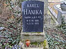 Hrob kapitna Karla Haniky na stednm hbitov v Brn. Umstn je ve...