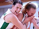 Basketbalistky brnnských abin (zleva) Natálie Stoupalová a Elissa Cunaneová...