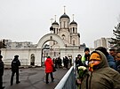 Lidé se shromaují ped kostelem v Moskv, kde se má uskutenit poslední...