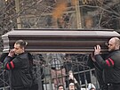 Pracovníci pohební sluby nesou rakev ruského opoziního pedáka Alexeje...
