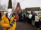 Mu drí kvtiny ped Borisovským hbitovem ped pohbem ruského opoziního...