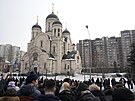 Lidé se shromaují ped kostelem v Moskv, kde se uskutení poslední...