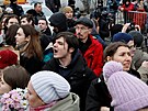 Lidé se shromaují ped kostelem v Moskv, aby se naposledy rozlouili s...