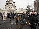 Lidé odcházejí od kostela v Moskv, kde se naposledy rozlouili s opoziním...