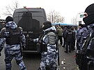 Policisté hlídají u dodávky s rakví ruského opoziního pedáka Alexeje...