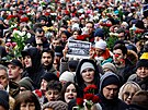 Lidé se shromaují ped Borisovským hbitovem v Moskv, aby se naposledy...