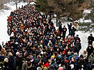 Lidé se shromaují ped Borisovským hbitovem v Moskv, aby se naposledy...