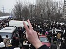 Lidé jdou v Moskv smrem k Borisovskému hbitovu, poté, co zde byl pohben...