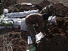 Ukrajintí vojáci pipravují pytle se zeminou na stavbu opevnní nedaleko msta...