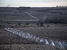 Na polích nedaleko asiv Jaru jsou vidt nov zhotovená opevnní z takzvaných...
