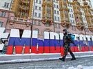 Ruská vlastenecká instalace ped hlavní budovou velvyslanectví USA v Moskv....