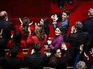 Francouztí zákonodárci ve Versailleském paláci oslavují poté, co schválili...