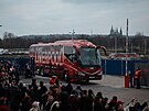 Fotbalist� Liverpoolu p�ij�d�j� na Letnou v klubov�m autobusu.