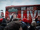 Fotbalist� Liverpoolu p�ij�d�j� na Letnou v klubov�m autobusu.