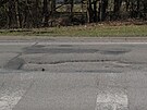 V�tluky a d�ry po zim� se nach�zej� i na silnici I/19 v Nov�m M�st� na Morav�,...
