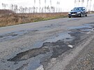 Pln� v�tluk�, prasklin a d�r je silnice II/353 mezi Ryt��skem a napojen�m na...