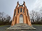 Novogotický templ v zámeckém parku v Krásném Dvoe na Lounsku. (bezen 2024)