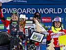 Ester Ledecká (uprosted) slaví triumf v paralelním slalomu na snowboardu ve...
