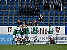 Hrái Jablonce se radují z gólu ped poloprázdnými tribunami Slovácka.