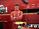 Rezervní jezdec Ferrari Oliver Bearman eká na svj premiérový závod ve formuli...