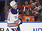 Ryan McLeod slaví gól Edmonton Oilers v zápase proti Buffalo Sabres