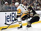 David Pastrák za Boston Bruins chce získat puk od Johna Ludviga z Pittsburgh...