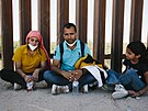Indická rodina usilující o azyl v USA na hranici Arizony a Mexika. Indové tvoí...