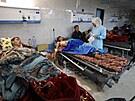 Palestinci zranní bhem incidentu u humanitárního konvoje v Gaze leí v tamní...