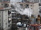 V ruském Petrohradu se po explozi zítila ást domu. Na místo vyrazili hasii,...
