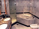 Koupelna luxusní kajuty na výletní lodi pro boháe The World (únor 2002)